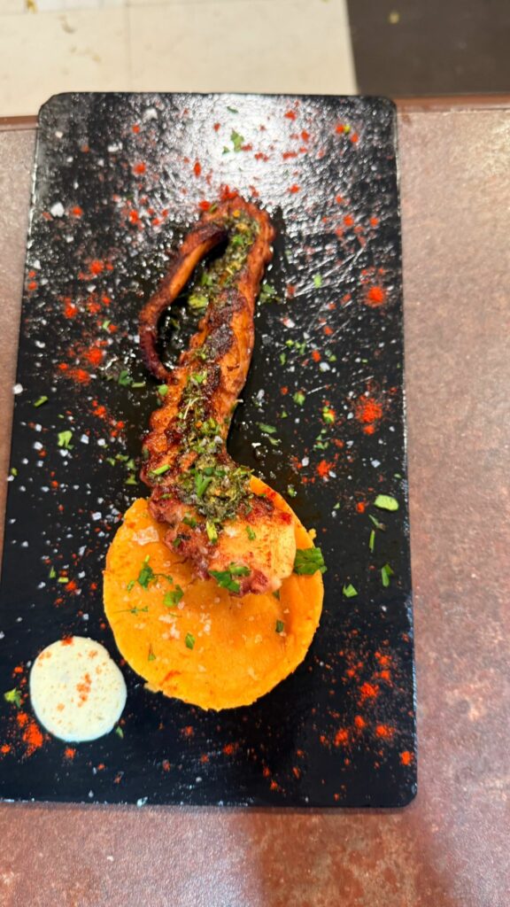 Pulpo al carbón en Canaima Fusion en Villaverde en Madrid